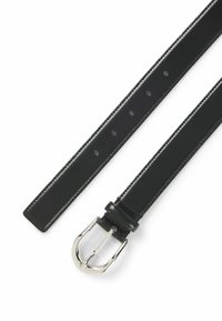 Zwarte leren riem met een glanzende afwerking, voorzien van vijf verstelgaten en een zilveren metalen gesp om te bevestigen.