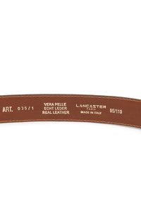 Sangle en cuir marron avec texte en relief : "Vera Pelle Echt Leder Real Leather Lancaster Paris Fabriqué en Italie 95/110." Texture lisse, design robuste.