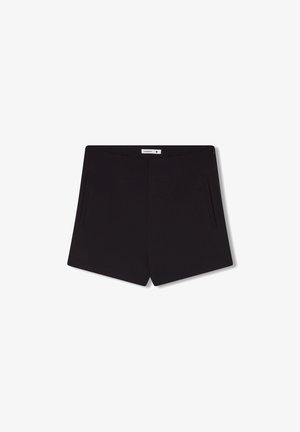 Bermuda nera su misura con un design strutturato, dotata di due tasche laterali e una texture liscia, ideale per outfit formali o casual.