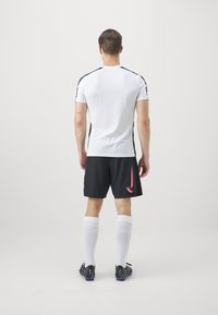 Nike Performance ACADEMY 23 - Pantalón corto de deporte - black/sunset pulse