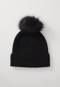 Berretto lavorato a maglia nero con una texture a coste, caratterizzato da un grande pompon in pelliccia sintetica nera sulla parte superiore.