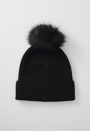 Berretto lavorato a maglia nero con una texture a coste, caratterizzato da un grande pompon in pelliccia sintetica nera sulla parte superiore.