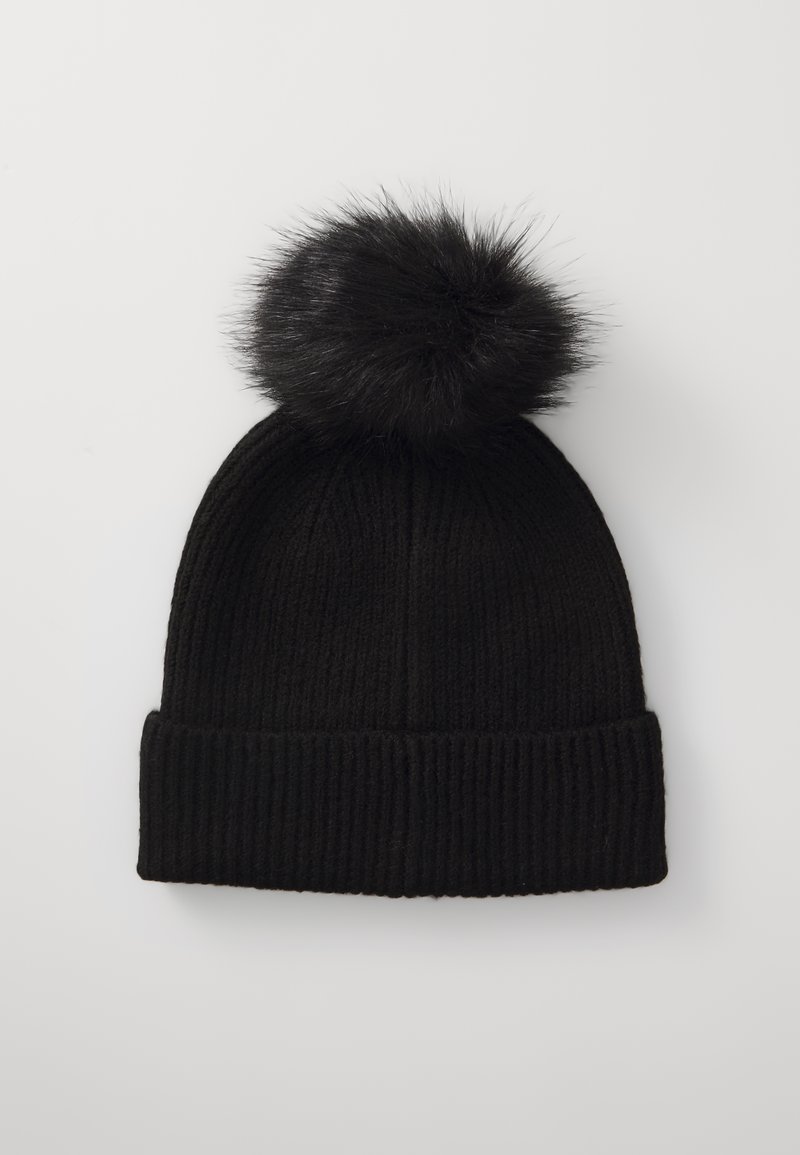 Berretto lavorato a maglia nero con una texture a coste, caratterizzato da un grande pompon in pelliccia sintetica nera sulla parte superiore.