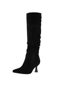 Bota negra de ante hasta la rodilla con punta afilada y tacón delgado de altura media, con un ligero detalle de arrugas a lo largo del shaft.