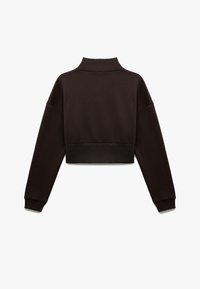 Przycięty czarny sweatshirt z wysokim kołnierzem, opadającymi ramionami, długimi rękawami i ściągaczami. Gładki materiał o minimalistycznym wzornictwie.