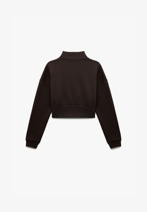 Przycięty czarny sweatshirt z wysokim kołnierzem, opadającymi ramionami, długimi rękawami i ściągaczami. Gładki materiał o minimalistycznym wzornictwie.
