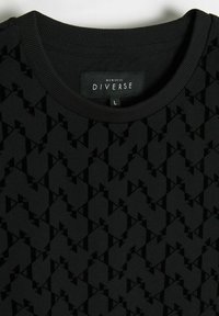 Czarny sweatshirt z teksturowanym geometrycznym wzorem w trójkąty, ściągacz przy okrągłym dekolcie, oraz metka z logo "Diverse" w rozmiarze L.