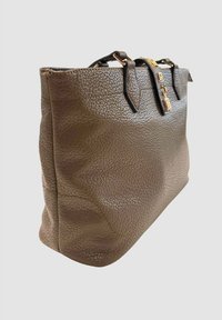 Borsa a tracolla in pelle marrone con manici neri e chiusura in metallo dorato su uno sfondo chiaro e semplice.