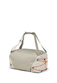 Große beigefarbene Reisetasche mit kontrastierenden orangen Bungee-Kordeln und Reißverschlüssen. Verfügt über eine strukturierte Oberfläche und zwei Tragetaschen.