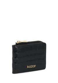 Portofel cu fermoar din piele cu model de crocodil de culoare neagră, cu fermoar aurit și logo-ul aurit "kazar" pe partea din față.