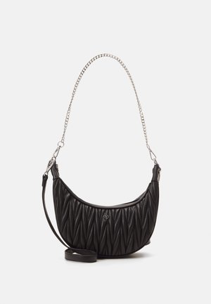 Sac à main en cuir matelassé noir en forme de croissant avec une bandoulière en chaîne argentée et une bandoulière supplémentaire en cuir sur fond blanc.