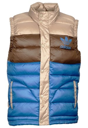 Bezrekawnik pikowany z poziomymi blokami kolorów w beżowym, brązowym i niebieskim kolorze oraz niebieskim logo Adidas na brązowej części na klatce piersiowej.