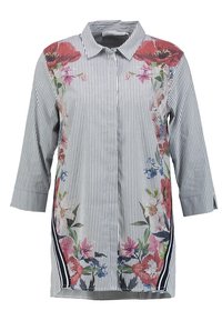 Koszula w paski z długim rękawem ozdobiona kwiatową haftem w kolorach czerwonym, różowym i niebieskim. Koszula ma klasyczny kołnierzyk i boczne szwy.