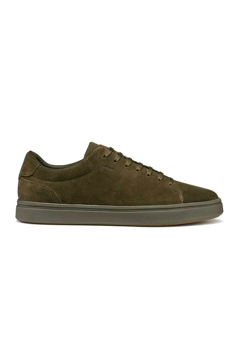 Sneakers in suede verde con profilo basso, punta tonda, chiusura con sei occhielli e suola in gomma per maggiore aderenza e comfort.