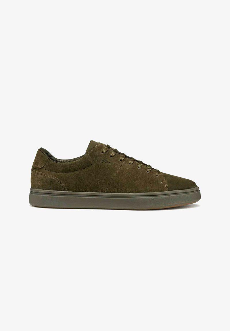 Sneakers in suede verde con profilo basso, punta tonda, chiusura con sei occhielli e suola in gomma per maggiore aderenza e comfort.