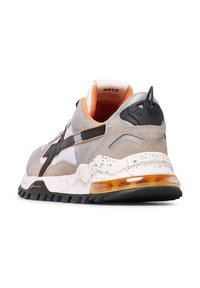 Sneaker beige e bianco con accenti neri e arancioni, intersuola maculata, cuscinetto d'aria arancione e suola robusta nera vista dal lato posteriore.