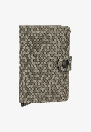 Portafoglio grigio realizzato in materiale texture con un motivo esagonale. Presenta una chiusura a scatto e un logo impresso. Forma rettangolare compatta.