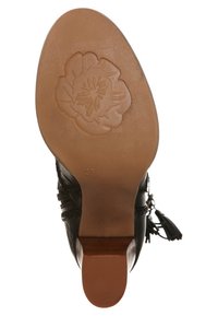 Černá podrážka kožené boty s hladkou texturou, zdobená reliéfním květinovým motivem a malým stohovaným podpatkem. Velikost označena jako 37.