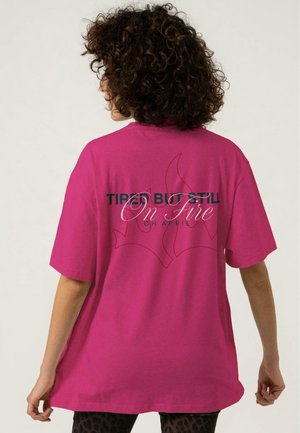 BF STILL ON FIRE - T-Shirt print - hot pink
