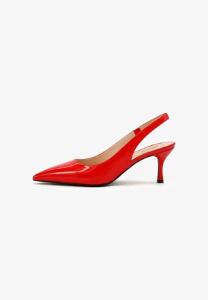 Escarpin slingback en cuir verni rouge avec bout pointu et talon moyen fin sur fond blanc.