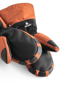 Orange vantar med en svart, texturerad handflata och cirkulärt greppmönster. Elastiska manschetter för säker passform; varumärke synligt nära manschetten.