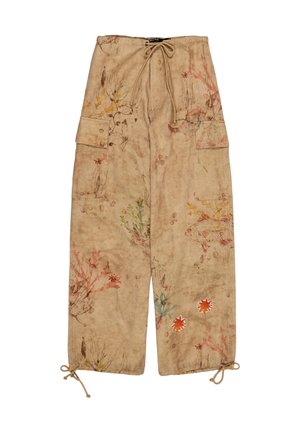 Pantalon cargo beige à jambes larges avec taille et ourlets ajustables par cordon, présentant des détails discrets d'impression corail, poissons et plantes sous-marines.