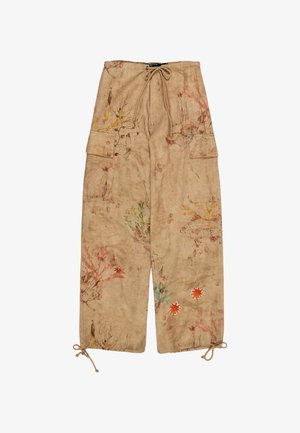 Pantalon cargo beige à jambes larges avec taille et ourlets ajustables par cordon, présentant des détails discrets d'impression corail, poissons et plantes sous-marines.