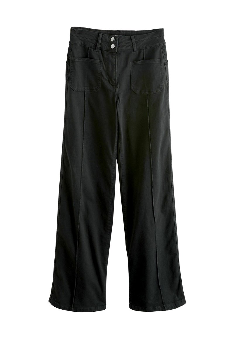 Pantaloni neri a gamba larga con tasche frontali a toppa, chiusura a doppio bottone, passanti per cintura e dettagli di cucitura visibili lungo le gambe.