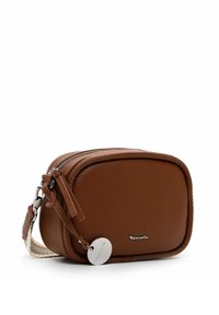 Borsa a tracolla in pelle marrone con forma rettangolare, superficie testurizzata, accessori in metallo argentato, chiusura con zip e un'etichetta decorativa.