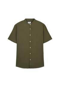 Kurzärmliges, olivgrünes Hemd mit Stehkragen, das eine durchgehende Knopfleiste und eine glatte Stoffoberfläche aufweist.