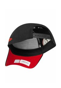 Schwarze Kappe mit rotem Unterrand, ausgestattet mit einem grauen Innenfutter und Snapback-Verschluss. Enthält ein orangefarbenes Logo auf der Vorderseite.