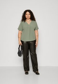 Vero Moda Curve VMALVA V NECK - T-Shirt basic - laurel wreath