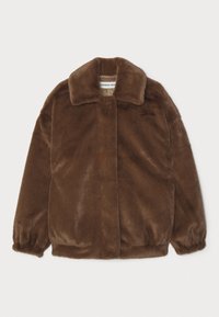 Hnědá bunda z umělé kožešiny s límcem, dlouhými rukávy s elastickými manžetami a volným střihem. Měkká textura a bezešvé okraje.