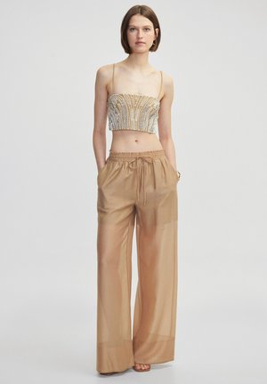 - Spodnie materiałowe