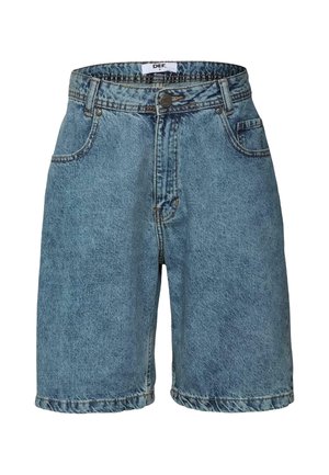 Džínové kraťasy v svetlo modrej farbe, s vysokým pásom, pútkami na opasok a piatimi vreckami. Majú zapínanie na gombík a prešívaný lem.