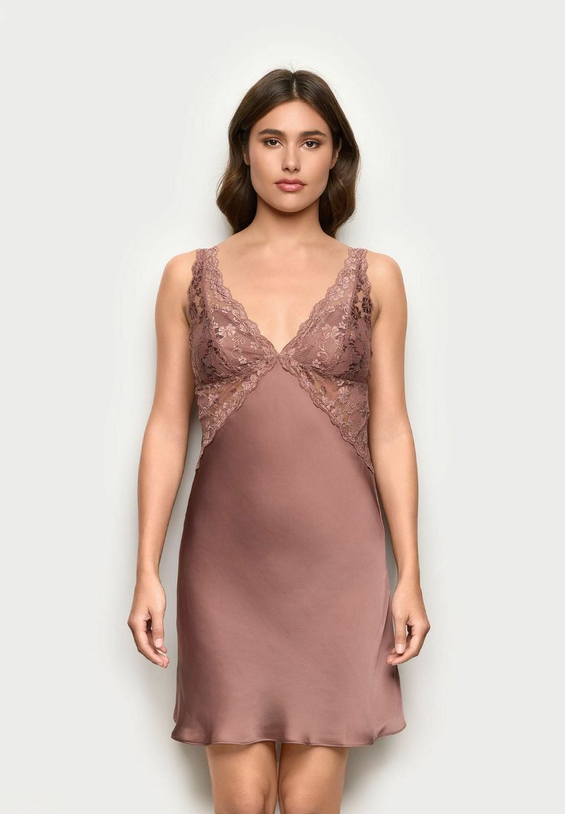 Rochie tip slip cu dantelă, de culoare mauve pal, cu decolteu în V și bretele reglabile. Material moale și fin, cu croială lejeră.