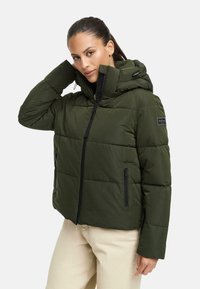 Doudoune vert foncé avec une fermeture éclair à l'avant, une capuche et deux poches latérales zippées. Présente un patch logo rectangulaire sur l'épaule gauche.