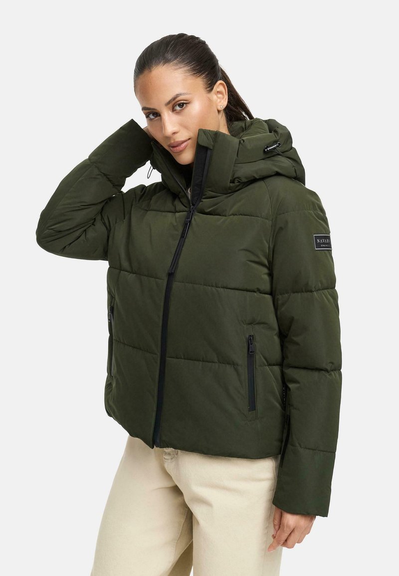 Doudoune vert foncé avec une fermeture éclair à l'avant, une capuche et deux poches latérales zippées. Présente un patch logo rectangulaire sur l'épaule gauche.