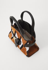 Geantă din suede maro, cu un model geometric alb și negru, mânere din piele neagră și un detaliu cu închidere de tip aurie.