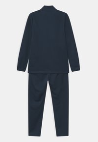 Conjunto de ropa activa en color navy que consiste en una camiseta de manga larga con cuello y pantalones a juego, fabricado en un tejido suave y elástico.