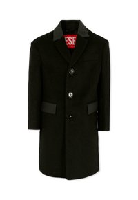 Cappotto di lana nera con colletto a scialle, tre bottoni e due tasche frontali. Presenta un colletto a contrasto e un'etichetta interna rossa.