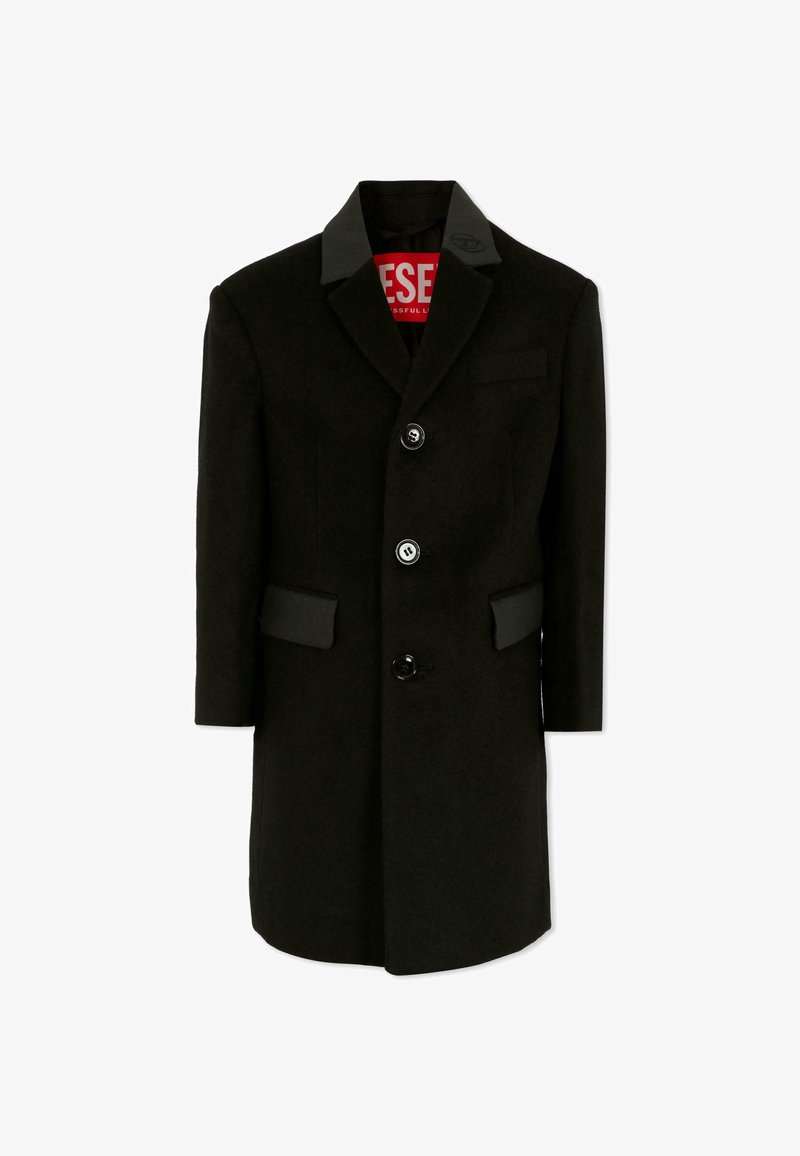 Cappotto di lana nera con colletto a scialle, tre bottoni e due tasche frontali. Presenta un colletto a contrasto e un'etichetta interna rossa.