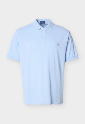 Ljusblå kortärmad pikétröja med två vita knappar och en liten mörk broderad logotyp på vänster bröst.