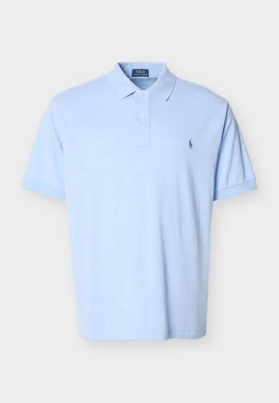 Φωτεινό γαλάζιο κοντομάνικο πόλο με δύο λευκά κουμπιά και μικρό σκούρο κεντητό λογότυπο στο αριστερό στήθος.