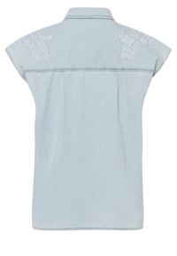 Helles blaues Denimhemd mit kurzen Ärmeln, einem Kragen und weißer Blumenstickerei auf der Schulter. Gerader Schnitt mit Rückenschlitzen.