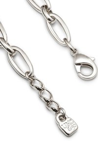 Cadena de metal en tono plateado con eslabones ovalados y un acabado texturizado, con un cierre de langosta y una etiqueta de marca adjunta.