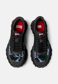 Sneakers neri con tomaia texture verde e blu a motivo, suola spessa nera e solette rosse etichettate "CAMPER" e "TWINS."