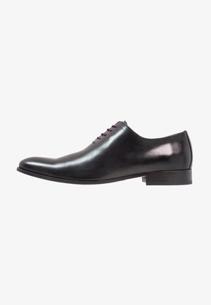 Chaussure Oxford pour homme en cuir noir poli avec semelle fine et lacets violets, vue de côté extérieur sur fond blanc.