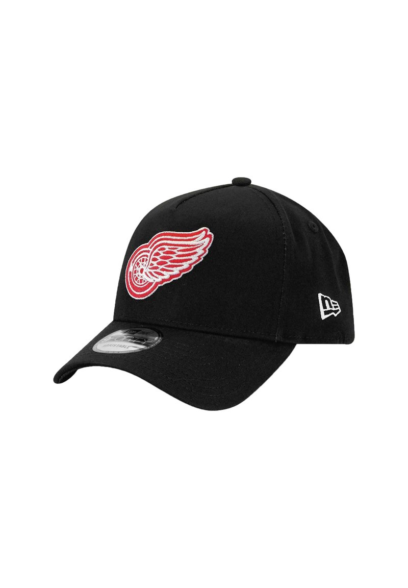 Schwarze Baseballmütze mit aufgesticktem roten Flügel-Logo auf der Vorderseite, gebogenem Schirm und aus Stoffmaterial. Auf der Seite befindet sich ein weißes Logo.