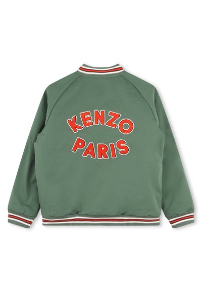 Veste bomber verte avec broderie rouge "KENZO PARIS", col côtelé et poignets rayés. Texture lisse avec une coupe décontractée.